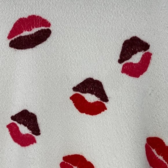 Like new P.J. SALVAGE Kiss Lip Print Long Sleeve Crewneck Sweatshirt Siz… - Picture 4 of 8